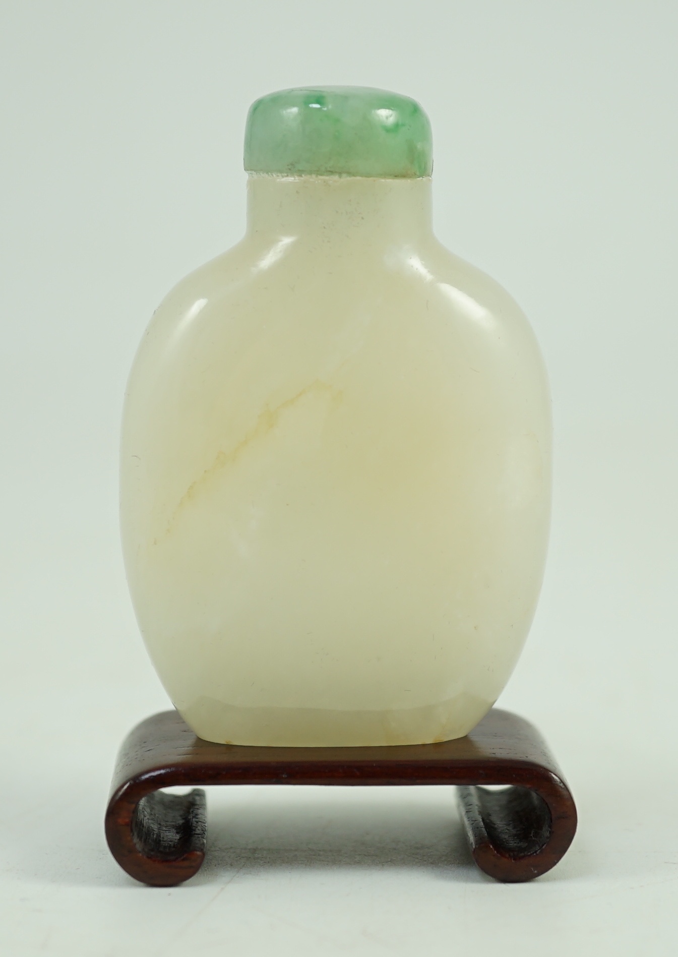 A Chinese white jade snuff bottle, 19th/20th century, 6.2 cm high including jadeite stopper